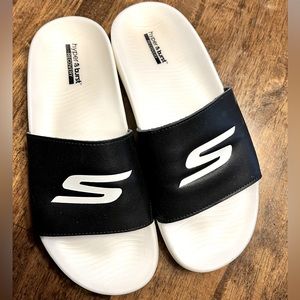 Brand new Sketchers women’s hyper performance recovery slide sandal